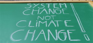 Tafel, auf der System Change geschrieben steht