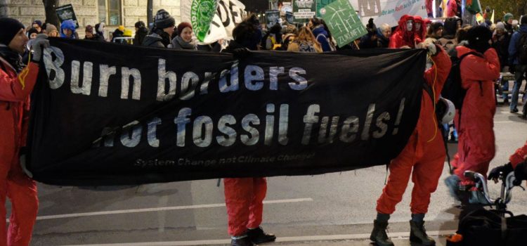 1.000 Demonstrierende fordern von OPEC das Ende des fossilen Zeitalters